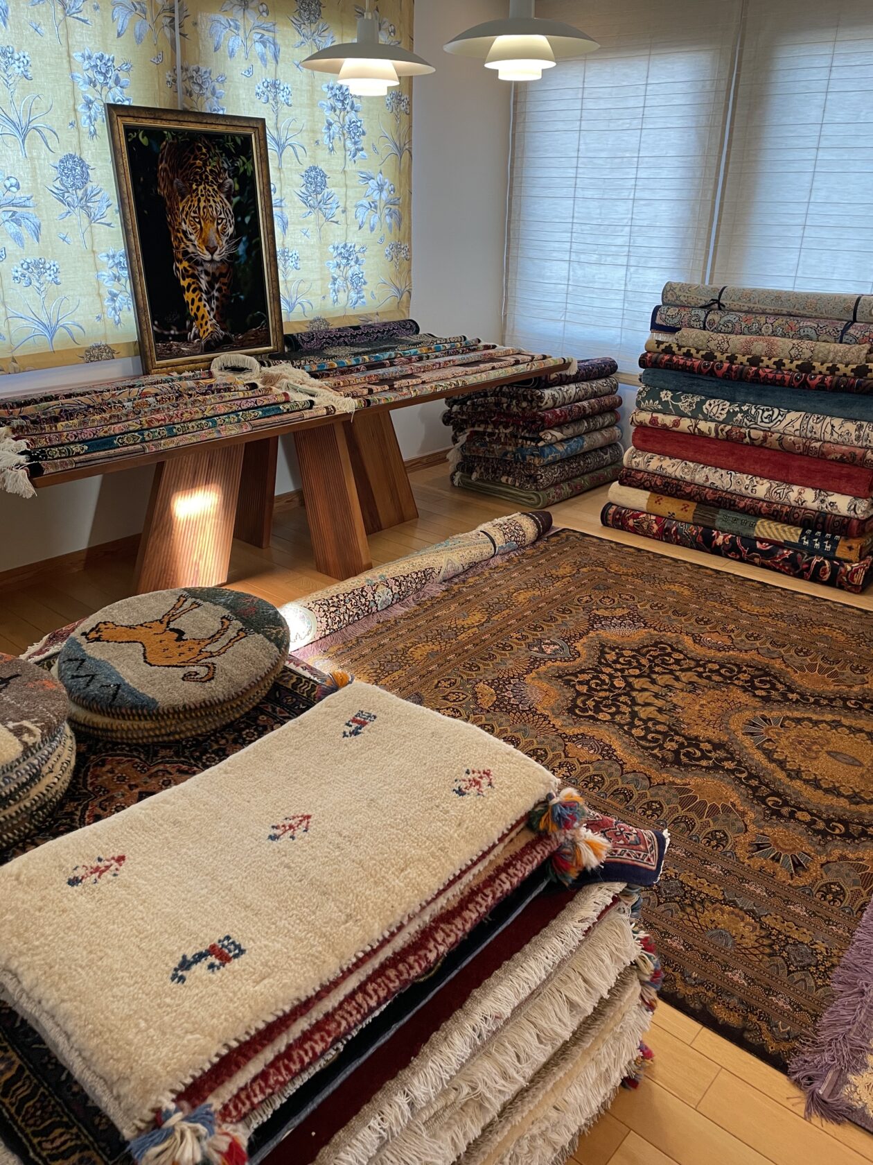 釧路の手織り絨毯フェア会場に展示されたペルシャ絨毯やギャッベ